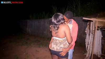 Romanç al carrer i sexe calent amb una noia grassona del club